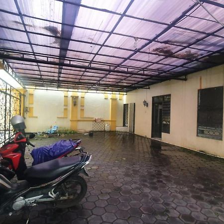 Reddoorz Syariah At Demasto Homestay Jember Exterior photo