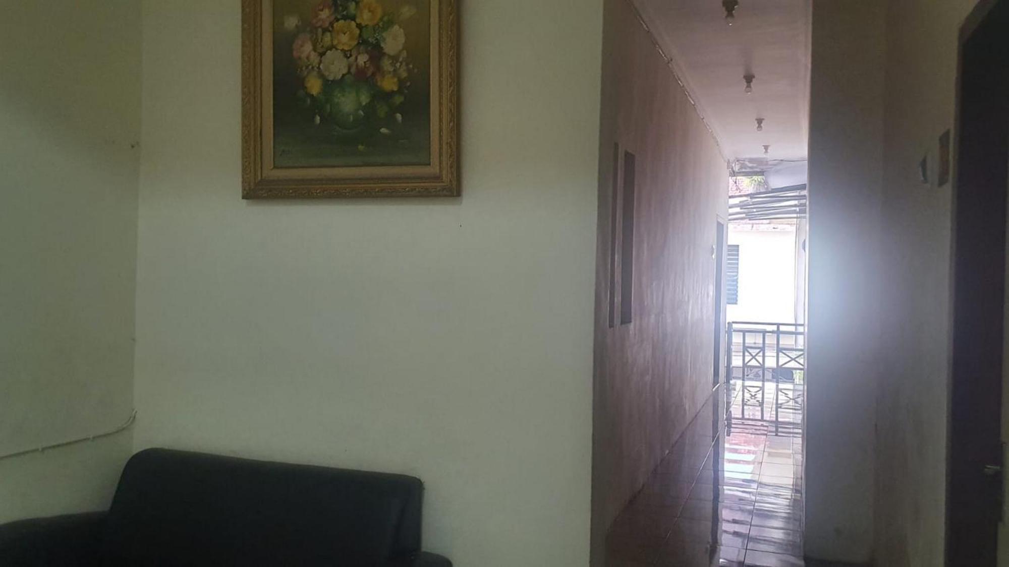 Reddoorz Syariah At Demasto Homestay Jember Exterior photo
