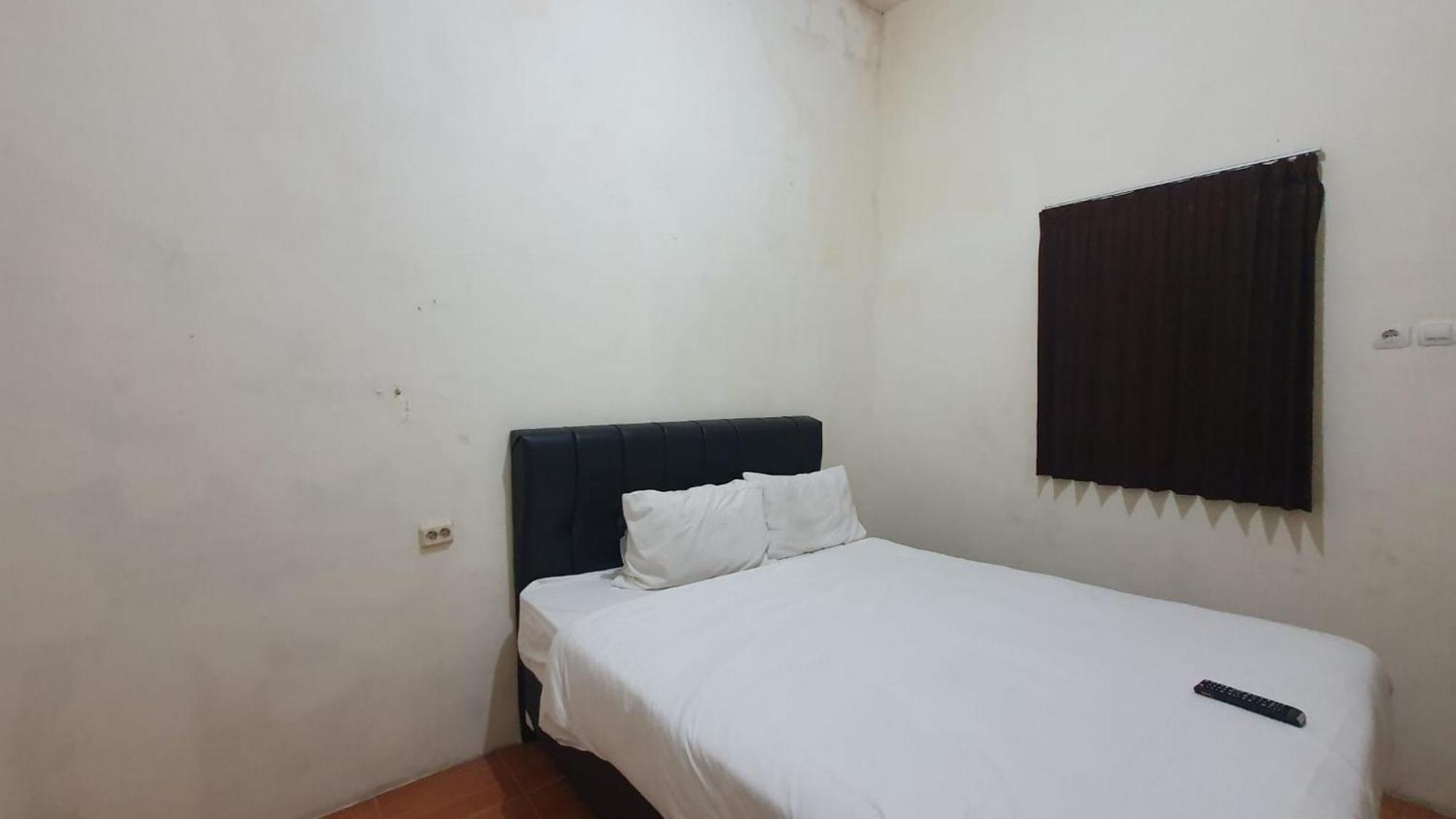 Reddoorz Syariah At Demasto Homestay Jember Exterior photo