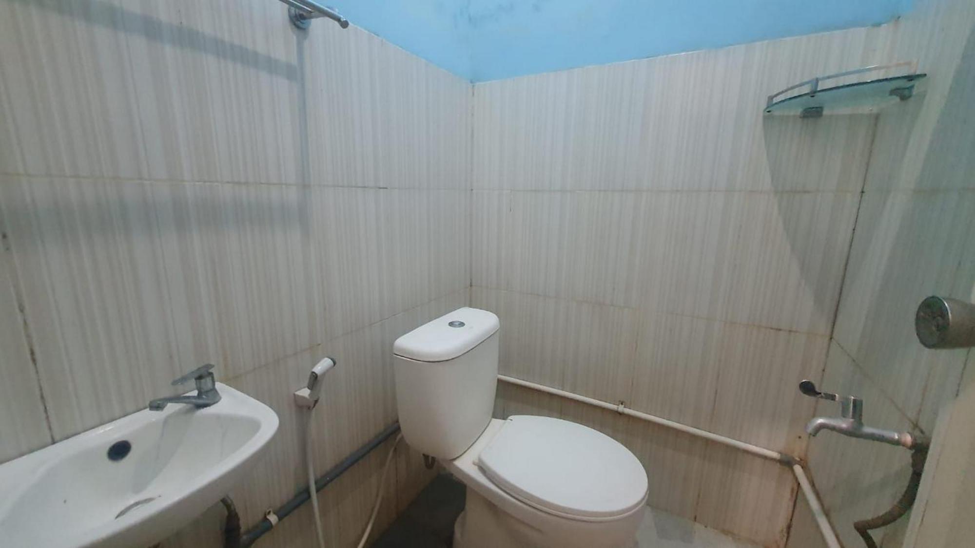 Reddoorz Syariah At Demasto Homestay Jember Exterior photo