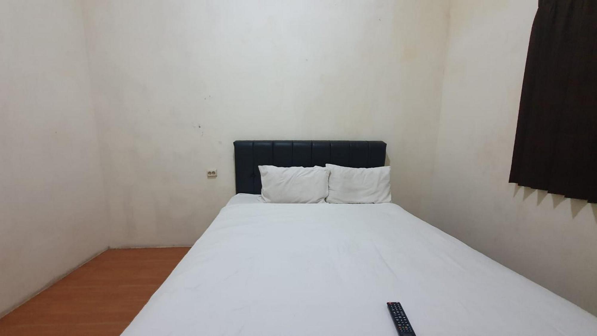 Reddoorz Syariah At Demasto Homestay Jember Exterior photo