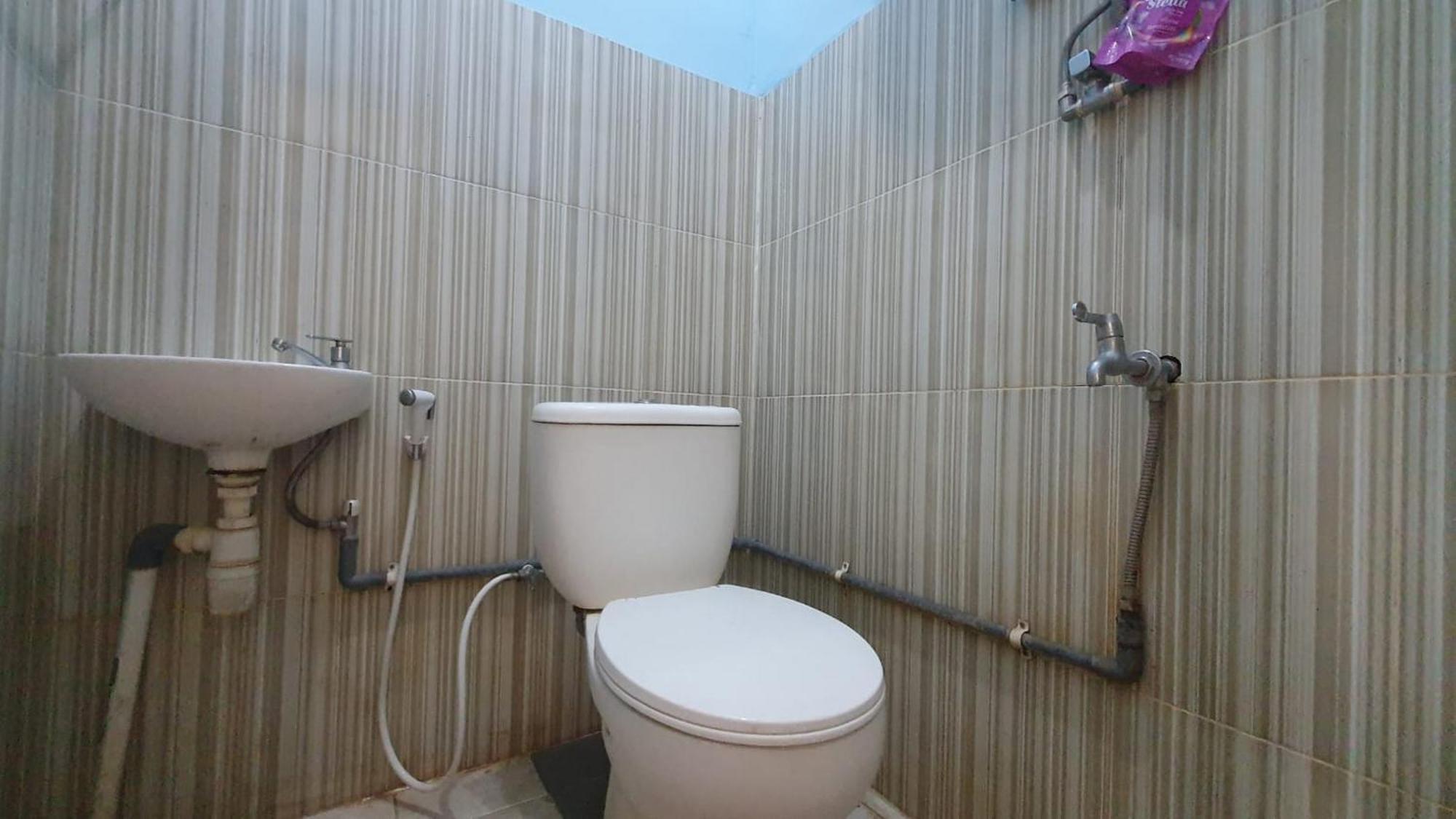 Reddoorz Syariah At Demasto Homestay Jember Exterior photo
